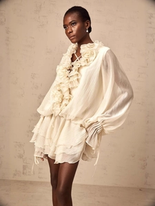 Robe blanche élégante avec col à fleurs 3D et manches lanterne plissées raffinées