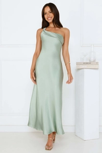 Détail de la robe longue élégante en satin vert sauge avec épaule dénudée et fente latérale