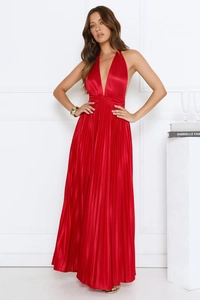 Détail de la robe longue en satin rouge plissé avec élégante texture drapée à la taille