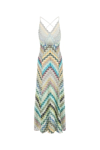 Détail de robe longue à motif chevron avec dos nu et fines bretelles croisées