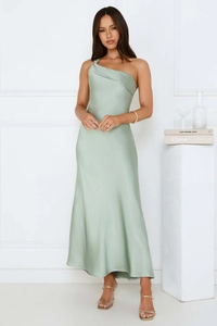 Détail d'une robe maxi en satin vert sauge à une épaule avec décolleté plissé élégant