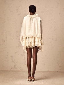 Robe à volants française avec manches lanterne et nœud au dos en couleur blanc crème