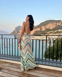 Détail du tissu en maille à motif chevron coloré sur une robe longue dos nu