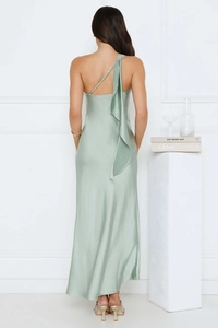 Détail de la robe en satin vert sauge asymétrique avec ruban drapé élégant au dos