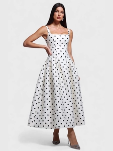 Robe longue blanche à pois avec fines bretelles et taille ajustée, style élégant