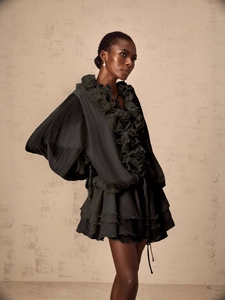 Robe vert émeraude avec volants floraux 3D et manches lanternes texturées
