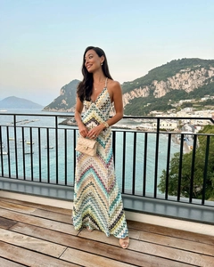 Détail du motif en tricot zigzag coloré sur la robe longue bohème à col en V pour l'été