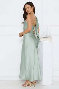 Robe longue élégante en satin vert clair à une épaule avec un ruban fluide au dos