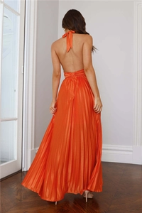 Détail du dos de la robe orange plissée avec un élégant design dos nu licou