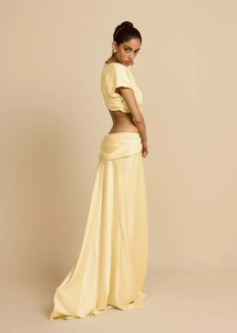 Elegantes hellgelbes Satin-Zweiteiler-Set mit bauchfreiem Top und bodenlangem Rock