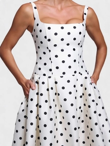 Robe blanche à pois sans manches avec encolure carrée et jupe plissée avec des poches
