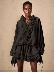 Robe noire de style français avec volants en 3D, détails de laçage et manches lanternes