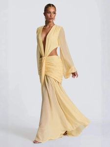 Elegante abito lungo giallo pallido con scollo a V, ritagli in vita e maniche in chiffon trasparente