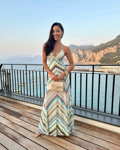 Détail d'une robe longue bohème à col en V profond avec imprimé vagues et tricot