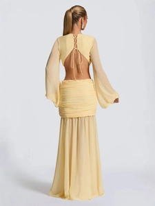 Elegante abito lungo in chiffon con schiena scoperta, spalline incrociate e arricciature