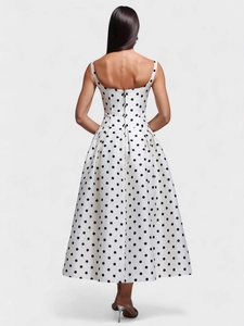 Robe mi-longue blanche à pois avec larges bretelles et jupe évasée fluide
