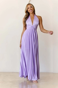 Détail de la texture d'une robe en satin plissé lavande avec des plis accordéon élégants
