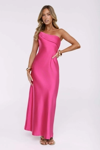Détail d'une robe longue en satin fuchsia avec épaule dénudée et fente latérale