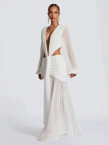 Elegante abito lungo bianco con scollo a V profondo, ritagli in vita e maniche in chiffon