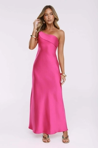 Vue détaillée d'une robe maxi en satin fuchsia avec une épaule dénudée et une fente élégante