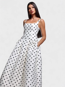 Robe mi-longue élégante à pois blancs avec col carré et jupe évasée à poches latérales
