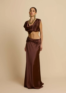 Detail eines schokobraunen Satin-Zweiteilers mit verdrehtem Crop-Top und schmalem Rock