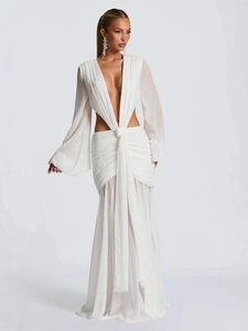 Elegante abito lungo bianco con profondo scollo a V e maniche in chiffon trasparente