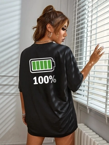 Damen Oversize T-Shirt in Schwarz mit grünem 100% Batterie-Aufdruck auf der Rückseite