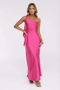 Détail de robe satin rose fuchsia asymétrique avec fente élégante et texture soyeuse