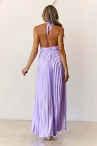 Détail de la robe longue plissée lavande montrant le dos nu élégant et la texture satinée