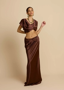 Details des schokoladenbraunen Satin-Croptops mit Wasserfallausschnitt und Maxirock