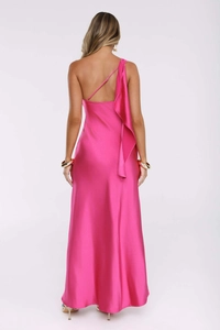 Détail de la robe en satin magenta avec volant élégant au dos et bretelle fine