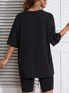 Vue arrière de l'ensemble t-shirt oversize noir et short de cycliste avec effet d'ombre