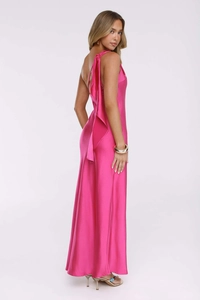 Détail de robe longue en satin rose fuchsia avec drapé élégant au dos et fente latérale