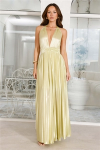 Détail de robe de soirée dorée plissée élégante avec taille cintrée et décolleté en V