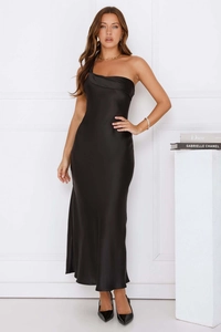 Robe longue élégante en satin noir à une épaule avec fente latérale et coupe ajustée