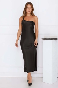 Détail d'une élégante robe midi en satin noir avec fente latérale et tissu drapé chic
