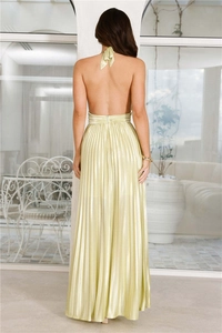 Détail de la robe longue plissée dos nu élégante montrant le tissu satiné et sa texture