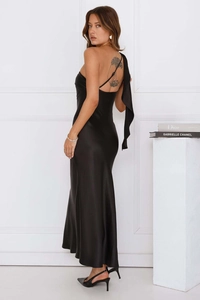 Robe élégante en satin noir à une épaule avec détail de cape fluide dans le dos