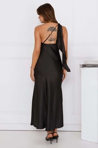 Vue arrière d'une robe de soirée dos nu en satin noir avec épaule drapée asymétrique
