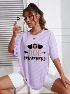 Detail of lavender loose T-shirt featuring a DOG mommy print and casual crew neck design