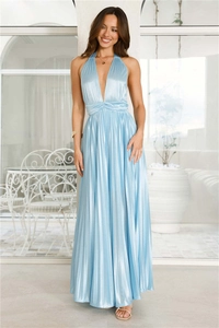 Détail de la robe longue plissée bleu clair avec décolleté licou et aspect satiné