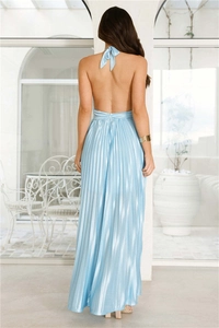 Dos de la robe longue plissée bleu clair avec licou, nœud élégant et grand dos nu