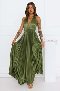 Détail de l'ourlet plissé taille haute sur une robe longue en satin vert foncé
