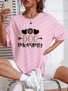Pink crew neck T-shirt with DOG mommy print and casual sporty fit for women