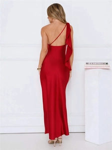 Robe longue élégante en satin rouge dos nu avec bretelle volantée et fente latérale