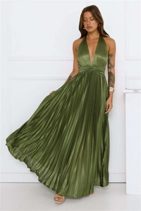 Détails de la robe en satin vert olive avec taille plissée et textures de fronces précises