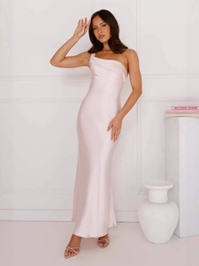 Robe longue élégante en satin rose clair à une épaule avec fente haute pour soirées