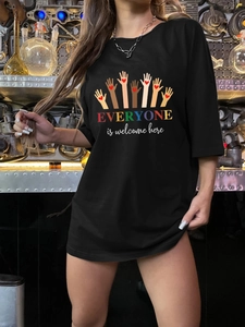 Détail de l'imprimé Everyone is welcome here sur t-shirt noir en coton avec cœur