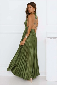 Détail du tissu en satin plissé vert foncé sur une robe de soirée dos nu à licou élégante